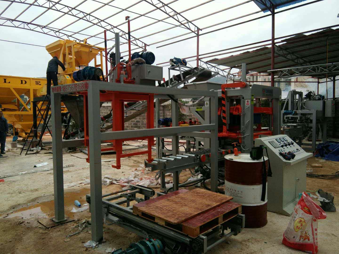 湖南汨羅周總購入QTY5-15全自動(dòng)砌塊成型磚機(jī)